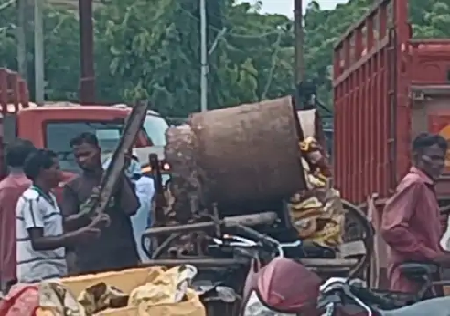 SECL-कर्मचारियों से मिलकर कबाड़ वाले ने खरीदा चोरी का सामान:कंपनी की गाड़ी में लाकर बेचा लोहा,वीडियो वायरल के बाद पुलिस ने कबाड़ किया जब्त