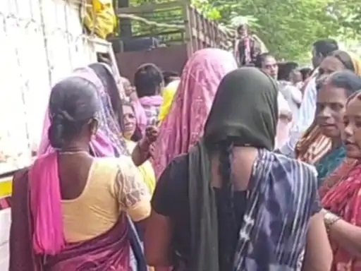 कच्ची और अंग्रेजी शराब से बच्चे-बड़े सभी प्रभावित:कोरबा के सेंद्रीपाली में बिक रही अवैध तरीके से अंग्रेजी शराब, बड़ी संख्या में कलेक्ट्रेट पहुंचे ग्रामीणों