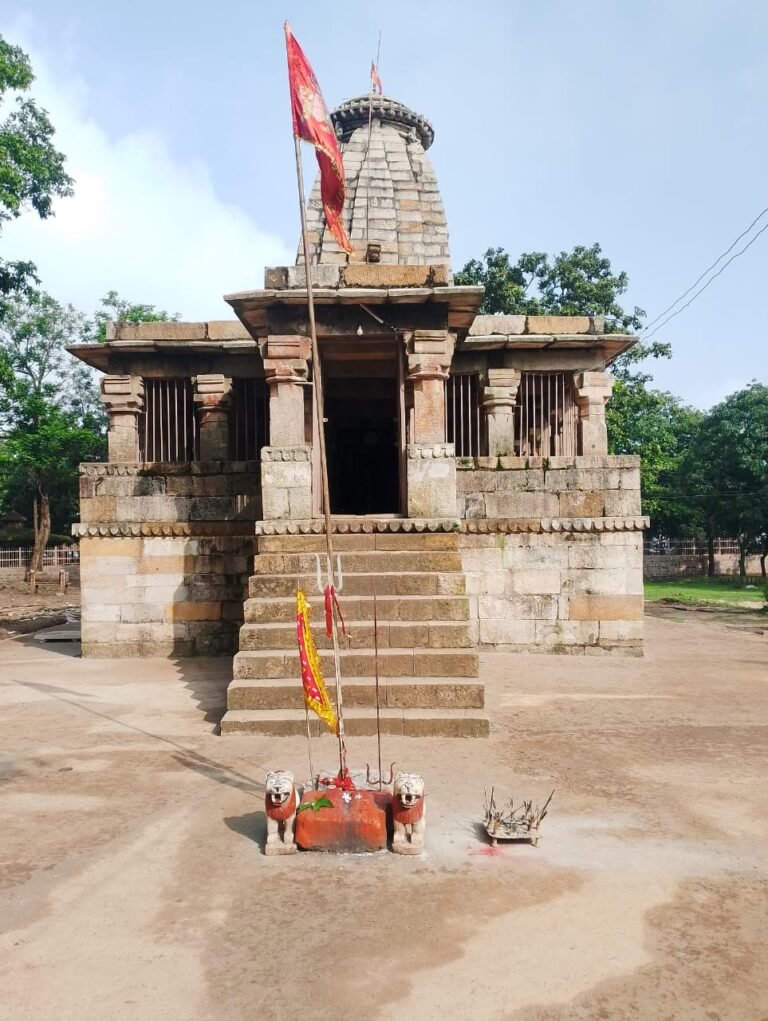 कोरबा पाली ब्रेकिंग न्यूज़ एस एन इंडिया न्यूज कोरबा, पाली से 35, की, मी, पहाड़ में विराज मान मां महिषासुर मर्दनी मंदिर चैतुरगढ़ की अपमान जनक आरोप लगाए घुड़देवा निवासी कमलेश दास मानिकपुरी ने और पुजारियों पर