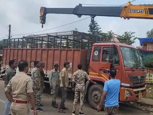 ट्रक के सीक्रेट चैंबर से 50 लाख का गांजा पकड़ाया:ओडिशा से दिल्ली ले जा रहे थे; कवर्धा में चेकिंग के दौरान 2 तस्कर अरेस्ट