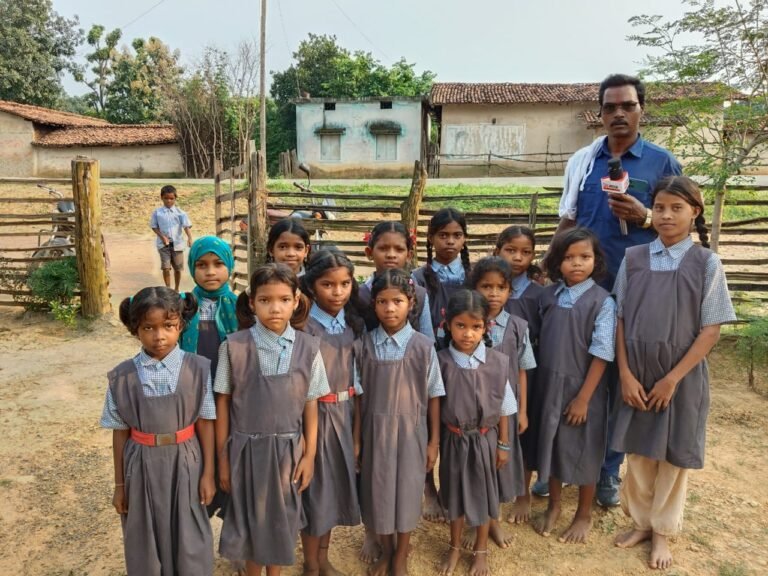 कोरबा के मारगांव प्राथमिक शाला में सुविधाओं का अभाव, 5 साल से टूटा पड़ा शौचालय