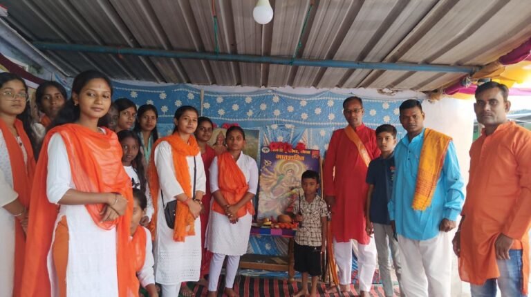 दुर्गा अष्टमी पर दुर्गा वाहिनी स्थापना दिवस: मातृशक्ति ने रक्त से किया माँ दुर्गा का तिलक