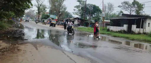 सड़क बनी सीवर लाइन… गंदे पानी और बदबू से राहगीर हो रहे परेशान