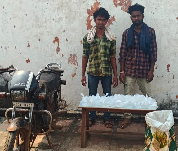 पचपेड़ी: पुलिस की ने की घेराबंदी….20 लीटर कच्ची महुआ शराब सहित दो आरोपी गिरफ्तार