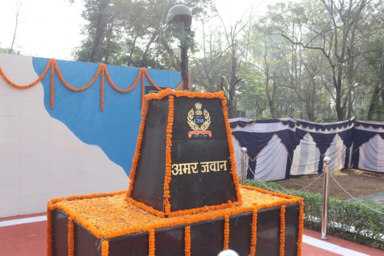कर्तव्य के बलिबेदी पर अपने प्राणो की आहुति देने वाले वीर जवानों की शहादत को नमन किया गया।