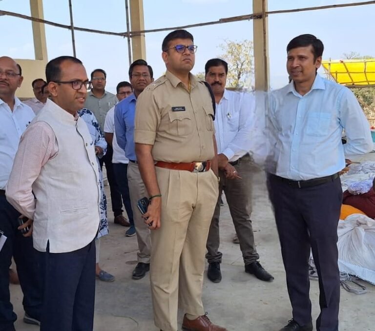 कलेक्टर और एसपी ने किया राज्योत्सव स्थल का निरीक्षण