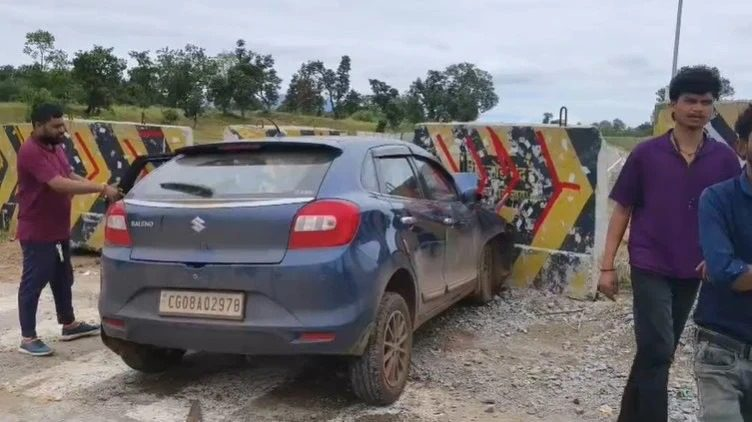 कोरबा हाईवे पर कार डिवाइडर से टकराई, एक की मौत:4 गंभीर घायल, खैरागढ़ से अंबिकापुर जा रहे थे सभी; मोड़ पर बिगड़ा बैलेंस