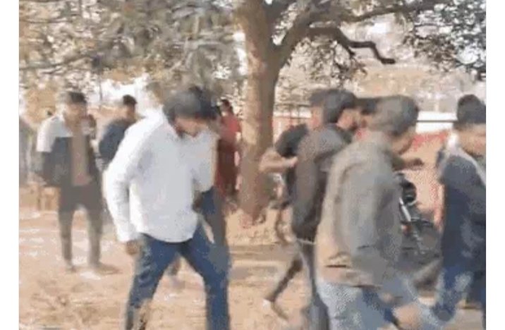 ईसाई समुदाय की प्रार्थना सभा में बवाल…VIDEO:बजरंग दल बोला-कैंसर पीड़ित, नि:संतान थे टारगेट, बहला-फुसलाकर कराया जा रहा था धर्मांतरण, थाने पहुंचे दोनों पक्ष