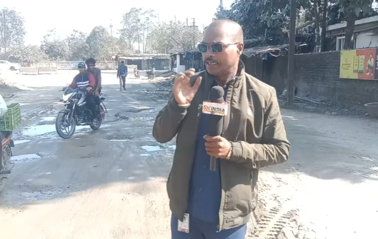 कोरबा जिला सड़क पर बह रहा गंदा पानी लोगों को हो रही समस्या