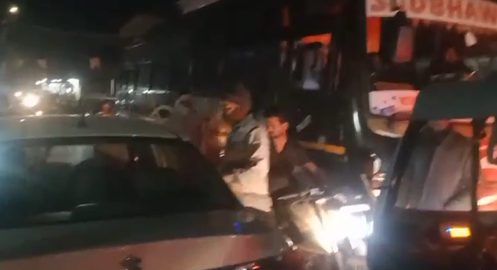 बालको प्लांट कि मजदूरों को लाने ले जाने के लिए लगी बस क्षेत्र के रहवासी हैं परेशान