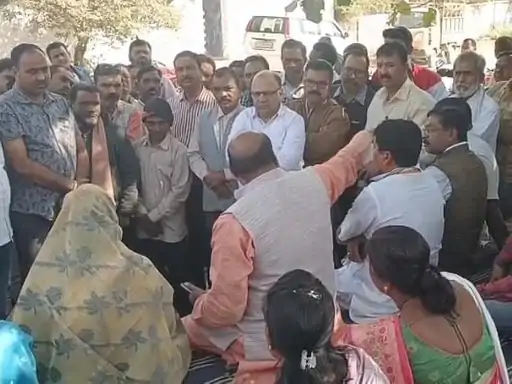 कोरबा में CSEB गेट बंद करने का प्रयास विफल:पूर्व मंत्री जयसिंह अग्रवाल की मौजूदगी में बनी सहमति, आवागमन जारी रहेगा