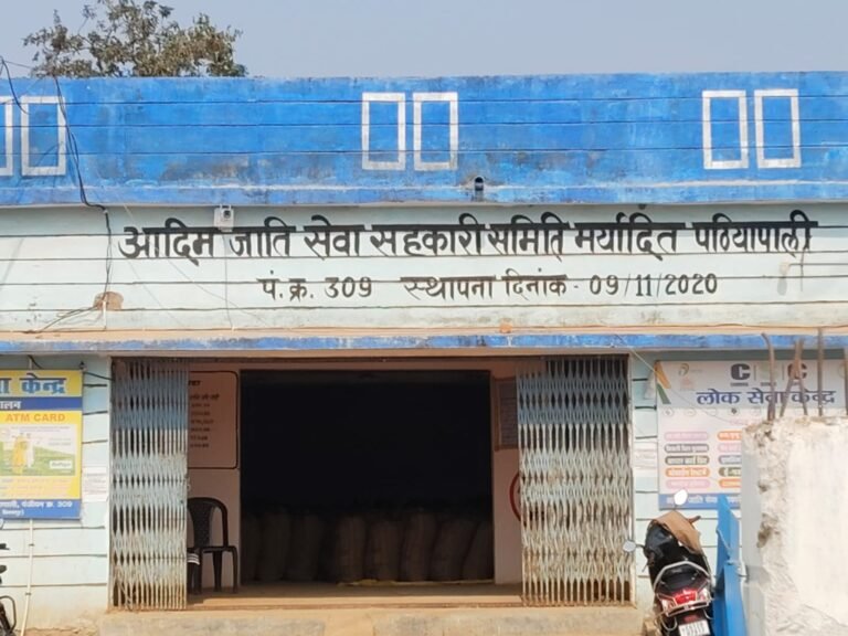 सरकारी गाइडलाइन की खुलेआम धज्जियाँ: पटिया पाली धान उपार्जन केंद्र में किसानों से जबरन मजदूरी, अवैध वसूली और अधिक तौल
