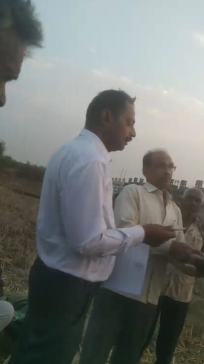 “गांव के कोने से जमीन ने भरी उड़ान शासकीय जमीन पर लैंडिंग” मामले में RI ने टीम के साथ किया मौके का निरीक्षण