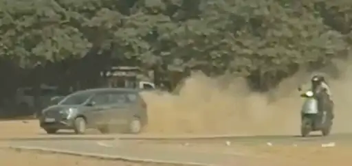 हेलीपैड ग्राउंड में कार से स्टंटबाजी दहशत में राहगीर, वीडियो वायरल