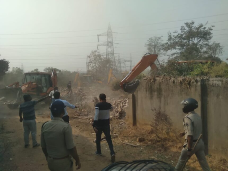 जिला प्रशासन की मदद से नगर निगम ने हटाया बेजा कब्जा , बुलडोजर से किया अवैध कब्जा ध्वस्त ……
