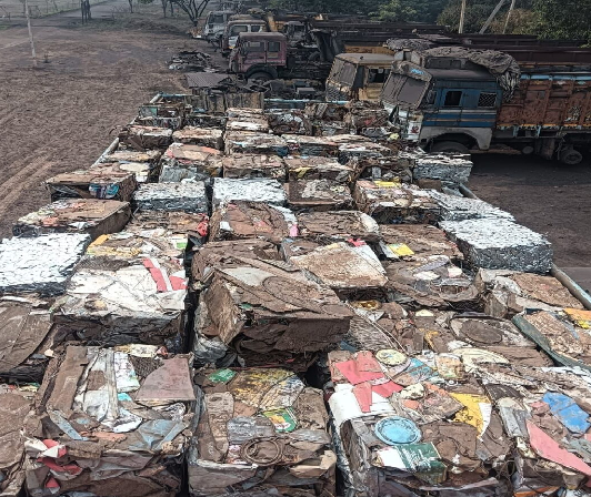रायगढ़: अवैध कबाड़ और चोरी पर पुलिस की बड़ी कार्रवाई….1.15 करोड़ की संपत्ति जब्त, 6 ट्रक और 1 माजदा जब्त,