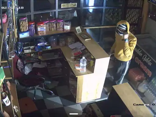 कोरबा के साडा-अड्डा कैफे समेत 4 दुकानों में चोरी:मास्टरमाइंड युवक और 2 नाबालिग गिरफ्तार, चोरी के पैसे से ब्रांडेड कपड़े खरीदे;गोवा में भी अय्याशी