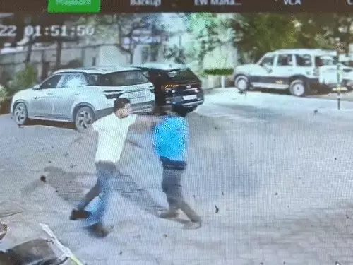 युवक ने गार्ड पर शराब डाली, बेरहमी से पीटा…VIDEO:कोरबा में नशे में धुत युवक ने की मारपीट, घटना के बाद गांव भागा पीड़ित