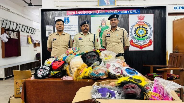 होली पर्व के दौरान सुरक्षा व्यवस्था बनाए रखने के उद्देश्य से पुलिस द्वारा विशेष अभियान के तहत क्षेत्र की विभिन्न दुकानों की जांच कर डरावने एवं भ्रामक मुखौटे जब्त किए गए