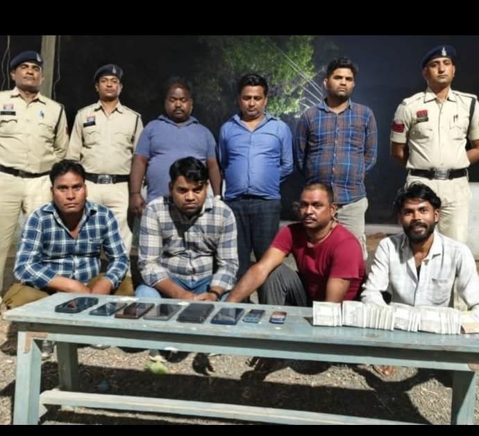 जिला सक्ती :- थाना बाराद्वार पुलिस द्वारा विशेष अभियान के तहत अवैध जुआ खेलने वाले 07 जुआरियो के विरूध्द कार्यवाही कर नगदी रकम 17500 रूप्यें , 08 नग मोबाईल एवं 09 मोसा. किया गया जप्त