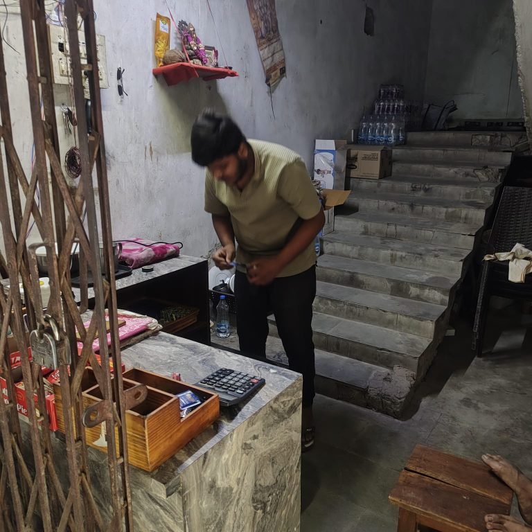 “दिन में सीढ़ियां बंद… रात में ‘खुला बार’ चालू! घंटाघर बना सेटिंग का सेंटर?”