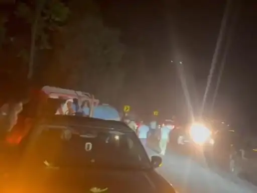 NH पर टैंकर-ट्रेलर में भिड़ंत, पर्यटन मंत्री का काफिला फंसा:कोरबा में ड्राइवर-केबिन में फंसा, 3 घंटे तक लगा रहा जाम, पुलिस ने किया रेस्क्यू