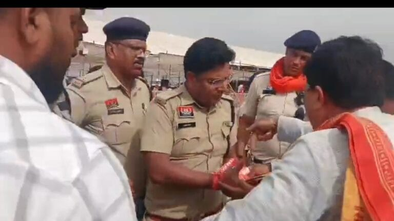 ढपढप कथा में बवाल: जनप्रतिनिधियों को रोका, पास फाड़ने की धमकी से विवाद देखें वीडियो