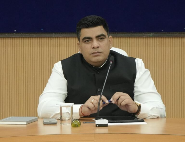 खराब ट्रांसफार्मर नहीं बदलने पर कलेक्टर ने सब इंजीनियर पर कार्यवाही के दिए निर्देश