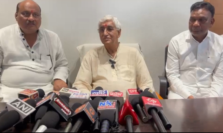 जयसिंह अग्रवाल के निवास पहुंचे पूर्व उप मुख्यमंत्री टी.एस.सिंहदेव,केंद्र एवं राज्य सरकार पर साधा निशाना