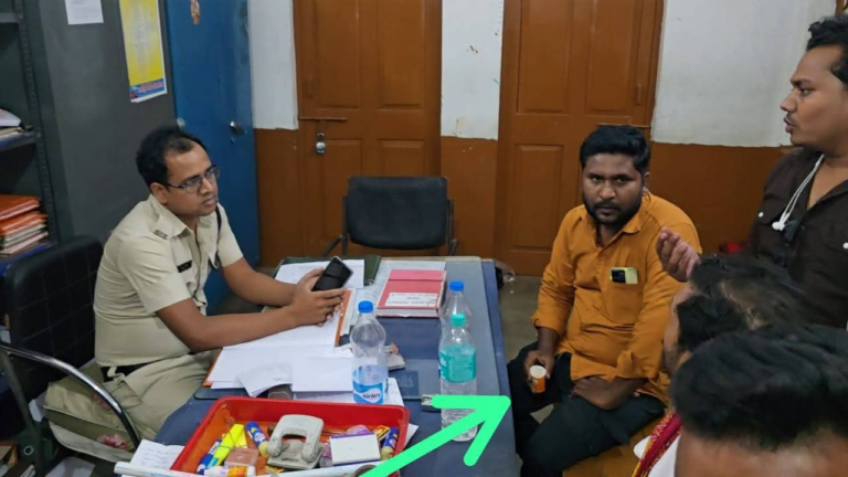 कबाड़ माफिया की VIP खातिरदारी!, थाने के भीतर चाय पीते तस्वीर वायरल, ASP बोले – दस्तावेज जांच के लिए बुलाया गया था!