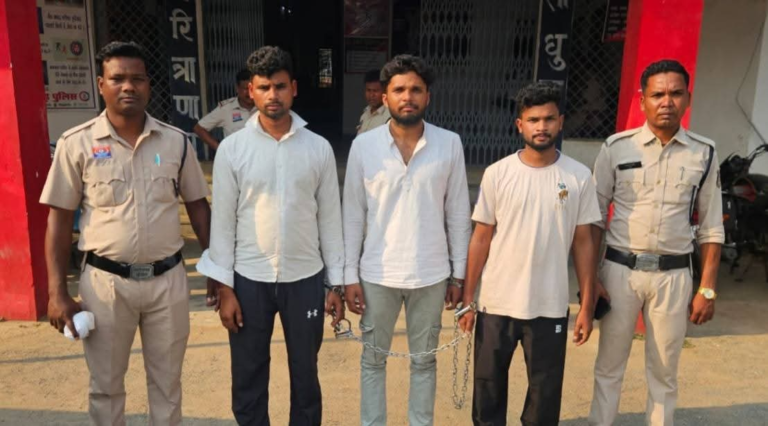 रायगढ़ दो स्कॉर्पियो वाहनों में आए आरोपियों ने घर में घुसकर युवक का किया था अपहरण, लैलूंगा पुलिस ने रांची में दबिश देकर छुड़ाया,, अपहरण के सनसनीखेज मामले में रायगढ़ पुलिस की बड़ी सफलता—24 घंटे के भीतर युवक सकुशल बरामद, झारखंड से 3 आरोपी गिरफ्तार दो स्कॉर्पियो वाहनों में आए आरोपियों ने घर में घुसकर युवक का किया था अपहरण, लैलूंगा पुलिस ने रांची में दबिश देकर छुड़ाया