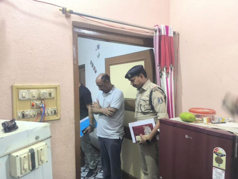 ग्राम करही गोलीकांड: एयरपोर्ट से सीधे घटनास्थल पहुंचे SP विजय कुमार पाण्डेय