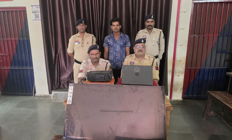 हाई स्कूल मड़वा में चोरी करने वाले दो नाबालिक सहित 03 आरोपी चढ़े कोतवाली पुलिस के हत्थे