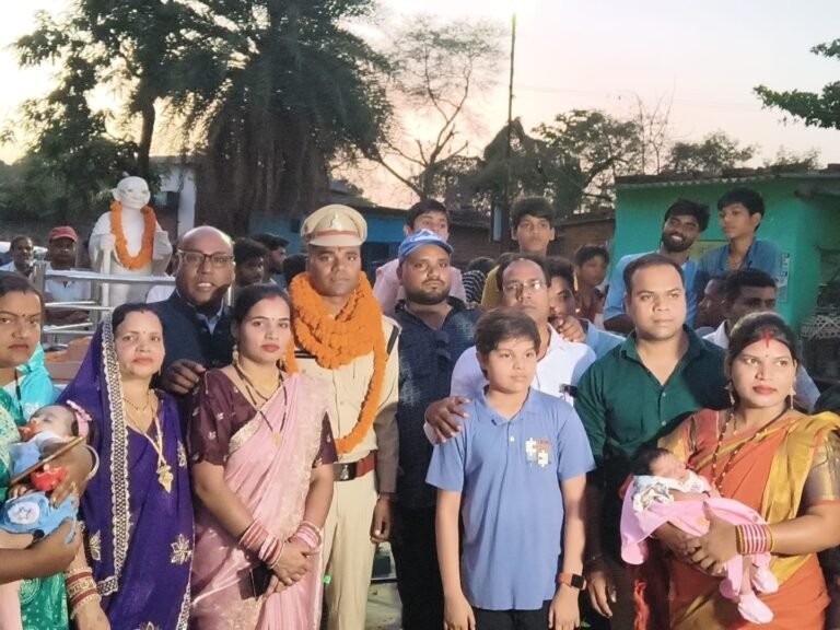 उप निरीक्षक पद पर चयनित नरेंद्र कुमार कुर्रे का ग्राम आगमन पर भव्य स्वागत