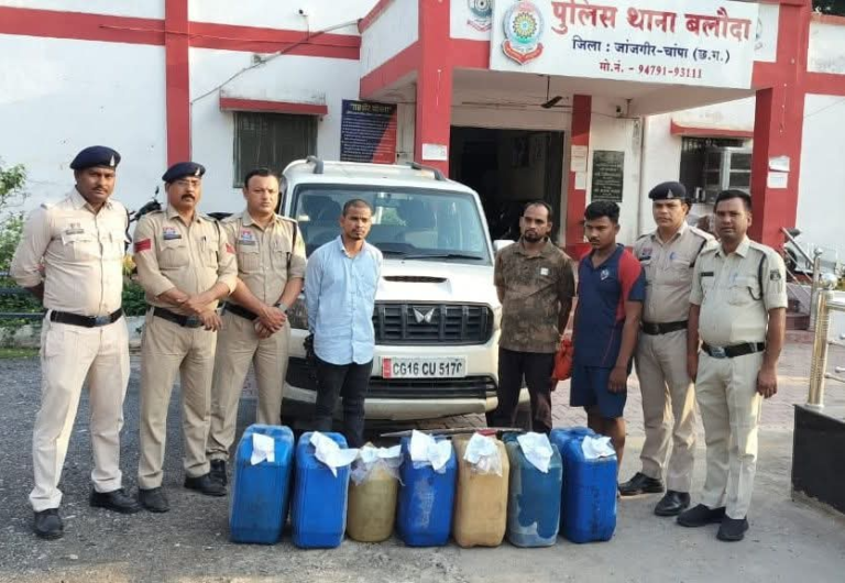 जांजगीर थाना बलौदा पुलिस की सक्रियता से डीजल चोर गिरोह का भंडाफोड़, मामले में पुलिस ने 3 चोर को पकड़ने में मिली बड़ी सफलता, रात के अंधेरे में खड़ी गाड़ियों को बनाते थे निशाना, स्कॉर्पियो समेत 13 लाख का माल जब्त, 175 लीटर डीजल बरामद_