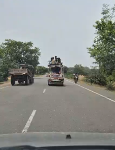 जिंदगी दांव पर, नियम हवा में: झारखंड में ‘ठूस-ठूसकर’ भरी जा रही सवारियां, क्या किसी बड़े हादसे का इंतजार कर रही है सरकार?