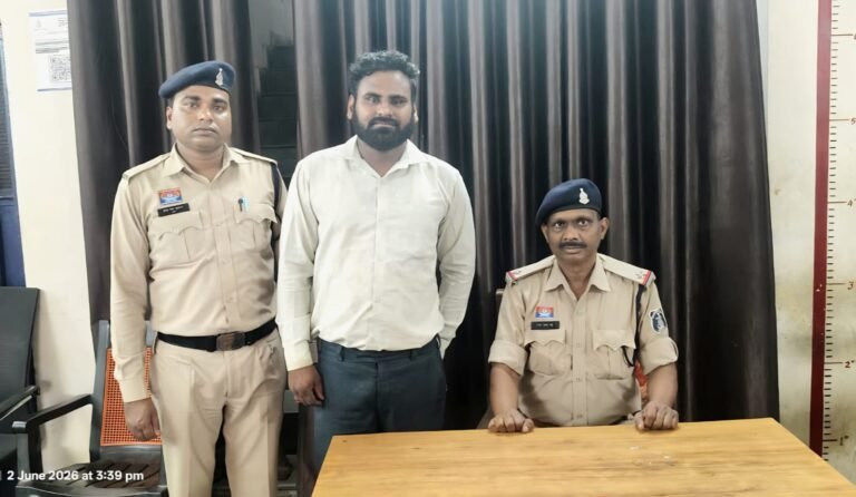पुलिस कार्यालय में हंगामा करने वाला युवक गिरफ्तार, स्टाफ से गाली-गलौज कर दी धक्का -मुक्की