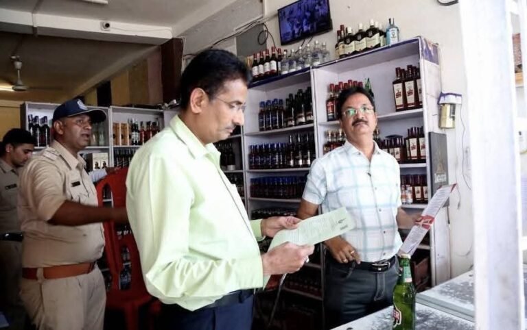 आबकारी अधिकारी रविंद्र खरे जो की AC केबिन बैठकर कमीशन तय करते थे दमोह कलेक्टर द्वारा कार्यवाही की गई