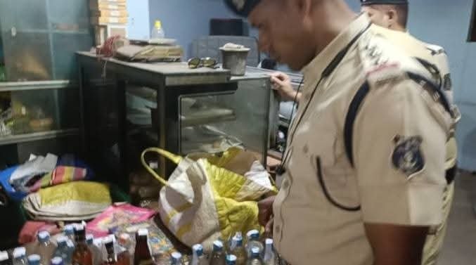 जांजगीर-चांपा में SP विजय पांडे का सीक्रेट मिशन’ ग्राहक बनकर ढाबों पर पहुंचाए छापे, अवैध शराब कारोबारियों में मचा हड़कंप