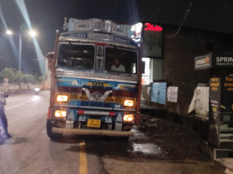 कोरबा में ‘नो एंट्री’ का दुस्साहस ट्रक ड्राइवर ने सोचा रात अपनी है पुलिस ने कहा चालान भी हमारा है
