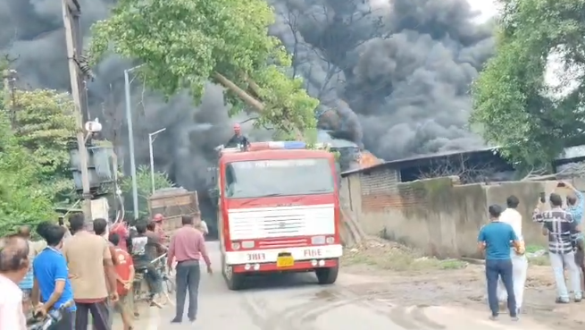 बिग ब्रेकिंग ,,कोरबा में केमिकल फैक्ट्री में भीषण आग, सुरक्षा इंतजामों पर उठे सवाल, टैंक में लिकेज के बाद लगी भीषण आग, SP और SDM मौके पर पहुंचे,देखिए विडिओ