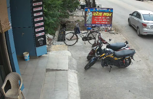 कोरबा में बेख़ौफ़ चोर: थाने से चंद कदमों की दूरी पर, CCTV के सामने से दिनदहाड़े बाइक पार!