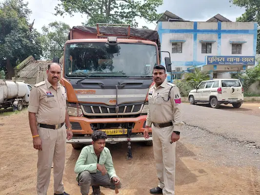 ‘ऑपरेशन प्रहार’ में रायगढ़ पुलिस का बड़ा एक्शन: 8.5 टन संदिग्ध लोहे का कबाड़ और 6 चक्का वाहन जप्त