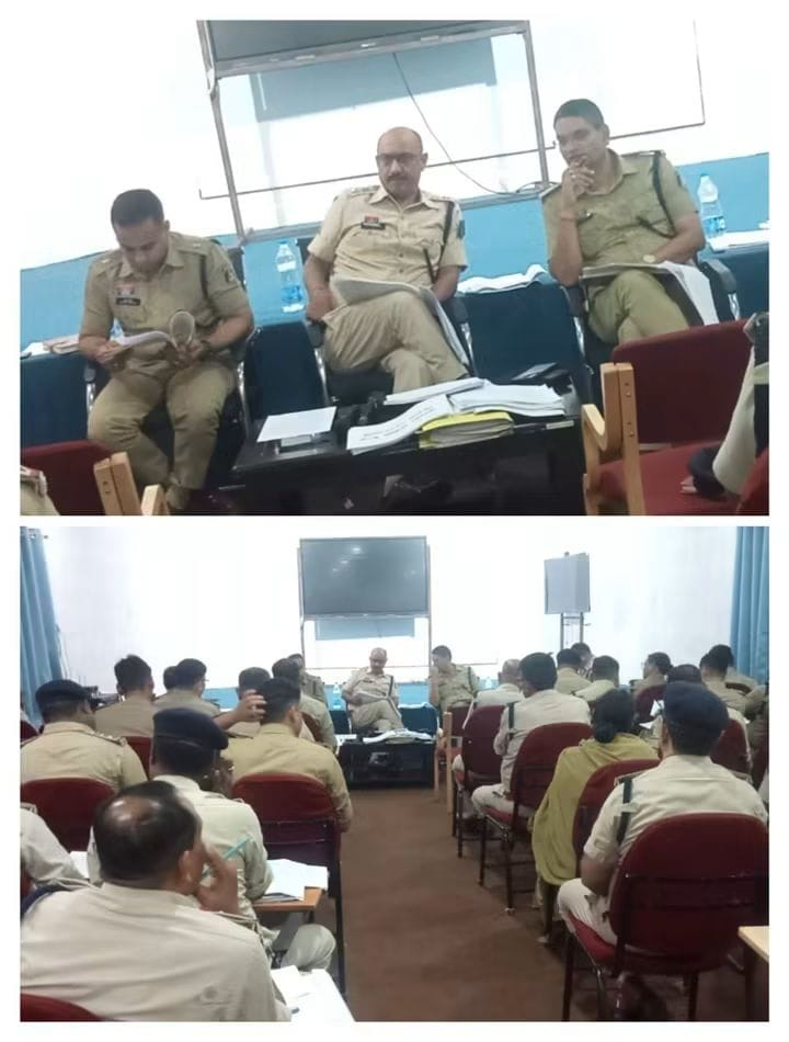 जांजगीर में क्राइम मीटिंग: एसपी विजय पाण्डेय का जीरो टॉलरेंस संदेश, लापरवाही पर दो थाना प्रभारियों को फटकार, उत्कृष्ट कार्य करने वालों का सम्मान
