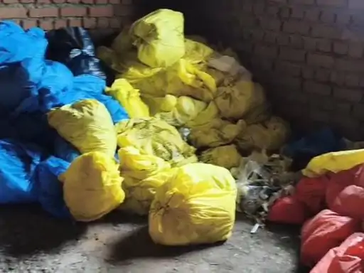 बंद कमरे से मिला भारी मात्रा में मेडिकल वेस्ट:कोरबा में बदबू फैलने पर ग्रामीणों ने खोला राज, पुलिस-स्वास्थ्य विभाग जांच में जुटा