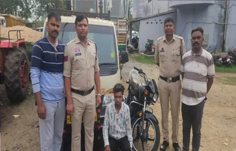 चार पहिया चोरी का फरार आरोपी चढ़ा पुलिस के हत्थे, चुराई गई टाटा मैजिक व घटना में प्रयुक्त बाइक जब्त