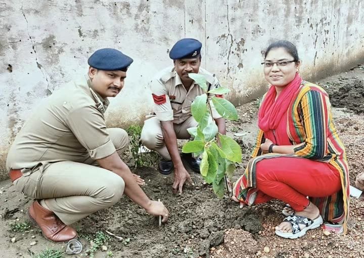 बलौदाबाजार-भाटापारा पुलिस राष्ट्रीय एकता दिवस -: सरदार वल्लभभाई पटेल की 150 वीं जयंती पर यातायात भाटापारा पुलिस की अनूठी पहल, यातायात शाखा में चलाया गया ‘एकता वृक्षारोपण’ अभियान….