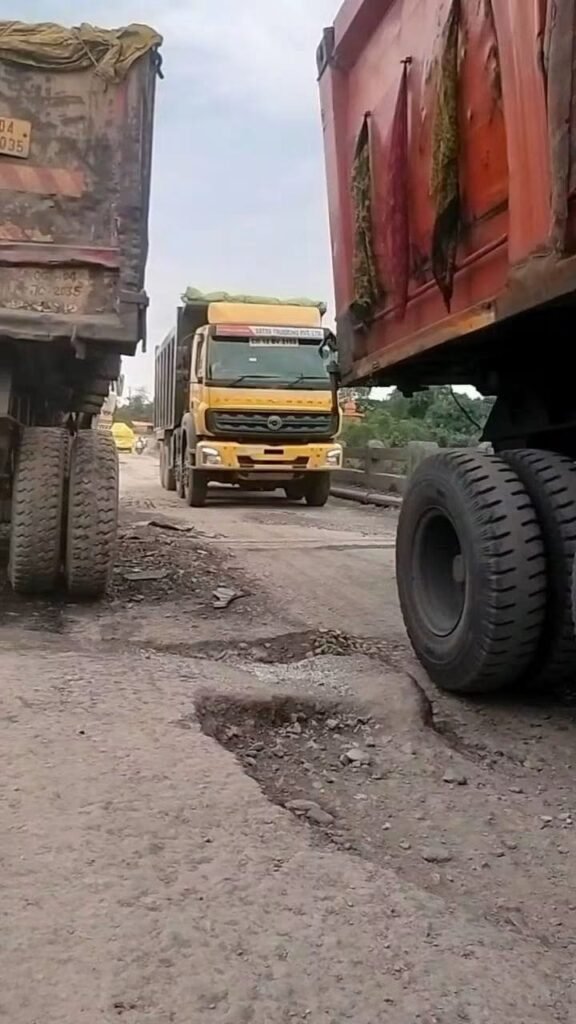 अधिवक्ताओं ने उठाई जनहित की आवाज — बालको की जर्जर सड़क सुधारने कलेक्टर को दिया गया गया, अब प्रशासन की बारी।