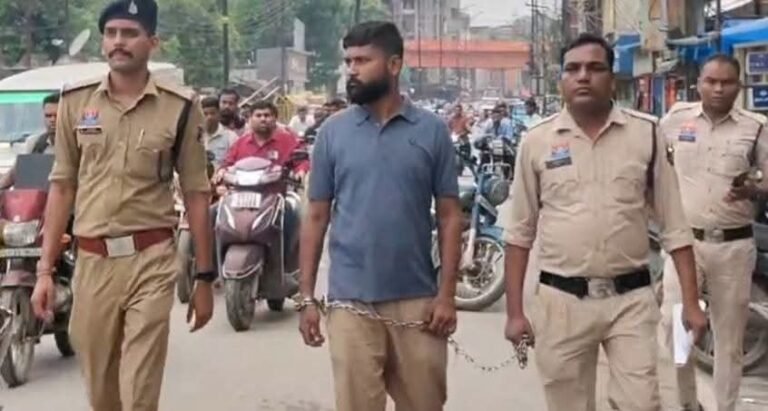 हाईवोल्टेज ड्रामा करने वाले जिला-बदर बदमाश का निकला जुलूस…. रायगढ़ SP ऑफिस में विरोध करने पहुंचा आदतन अपराधी; खुद को आग लगाने की कोशिश…..