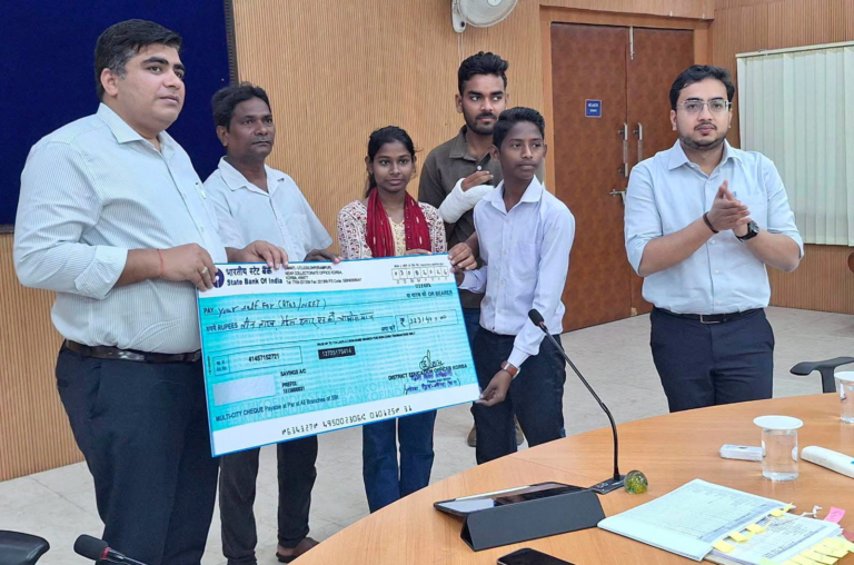 Korba News: 5 विद्यार्थियों को मिली 3.23 लाख रुपये की आर्थिक सहायता, कलेक्टर कुणाल दुदावत ने बांटे चेक